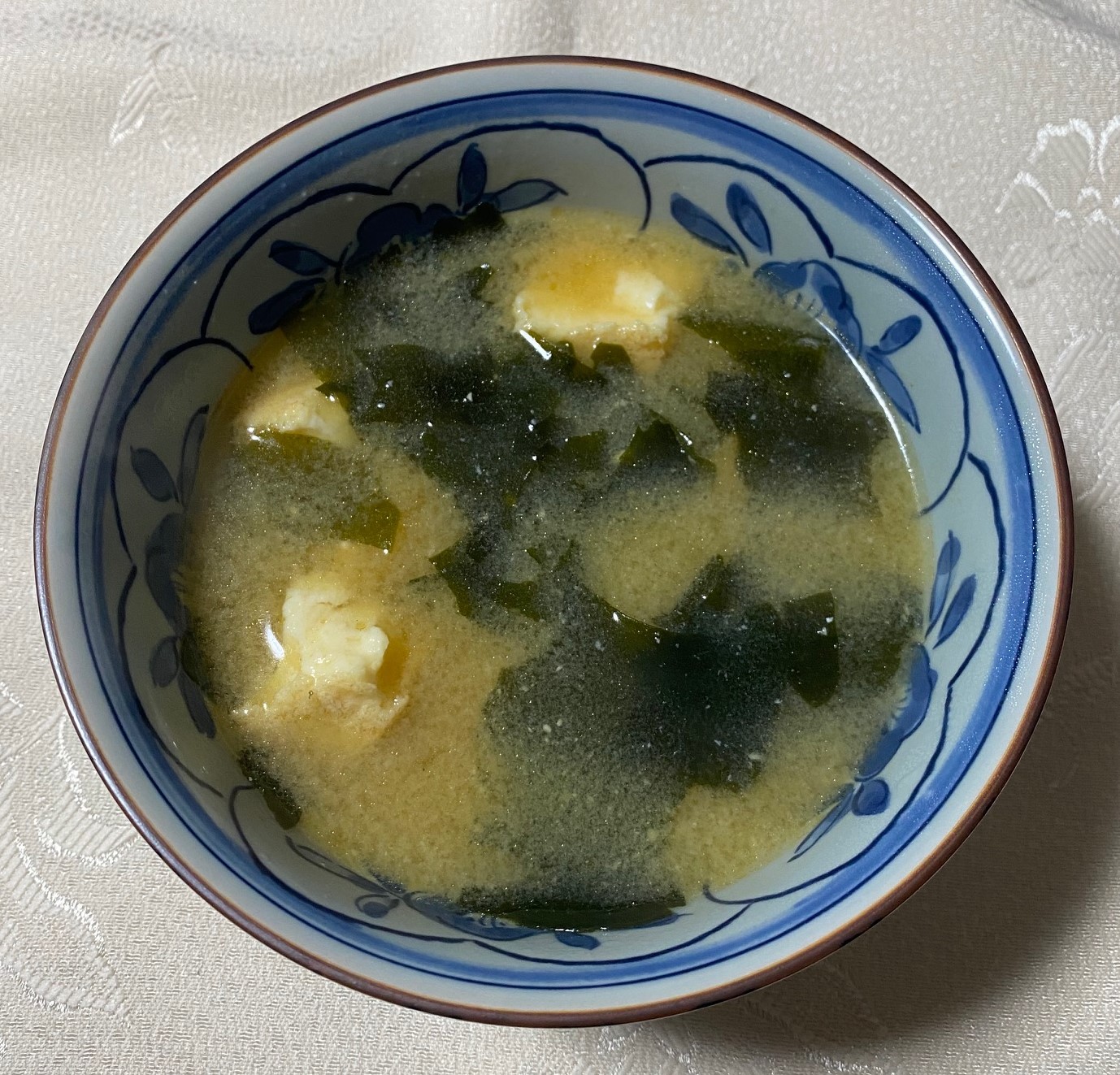 ちぎり厚揚げとわかめの味噌汁